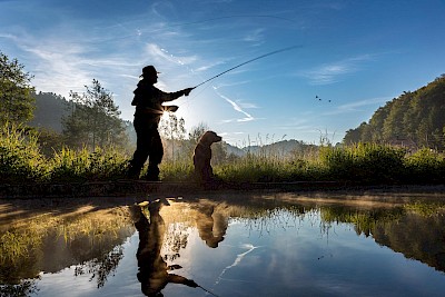 Rüdiger Hofmann, Fliegenfischer. Tourismus-Werbung für Rund um die Neubürg – Fränkische Schweiz e. V.